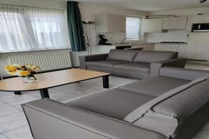 Una sala de estar con un sofá y una mesa de café. en Bungalow in Breskens near Beach & Lighthouse, en Breskens