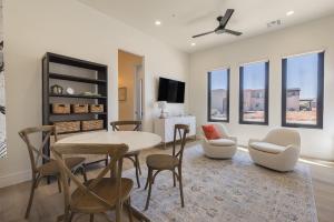 ein Wohnzimmer mit Tisch und Stühlen und einem Fernseher in der Unterkunft About Time at Sand Hollow Resort in Hurricane