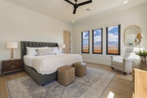 ein Schlafzimmer mit einem großen Bett und einem Stuhl in der Unterkunft About Time at Sand Hollow Resort in Hurricane + 68 Fotos