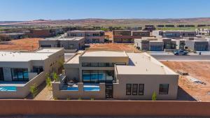 eine Luftansicht eines Hauses in der Wüste in der Unterkunft About Time at Sand Hollow Resort in Hurricane