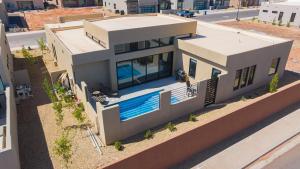 eine Luftaufnahme eines Hauses mit Swimmingpool in der Unterkunft About Time at Sand Hollow Resort in Hurricane