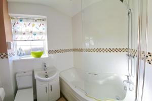Ένα μπάνιο στο Pet and family friendly modern house in Crantock, close to the beach +18 φωτογραφίες