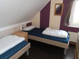 En eller flere senge i et værelse på Lovely bungalow with garden + 30 billeder