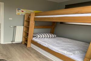 Un dormitorio con dos literas en una habitación. en Bungalow in Zeeland near the Beach, en Breskens 28 fotos más