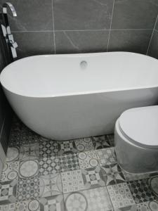 un baño con inodoro y bañera en The White House, en Barrow-in-Furness