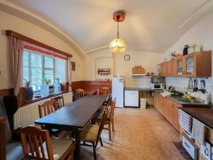 a kitchen and dining room with a table and chairs at Domeček Lyžáku in Bartošovice v Orlických Horách