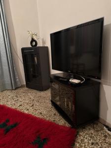 En TV eller et underholdningssystem på Το σπίτι της γιαγιάς