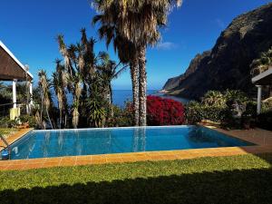 a swimming pool with a view of the ocean at Suite Bela Vigia 2 in Jardim do Mar