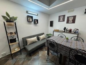 a living room with a couch and a table at Le Scalette del centro in Agrigento