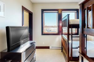 Μια τηλεόραση ή/και κέντρο ψυχαγωγίας στο Aspens Townhouse 1