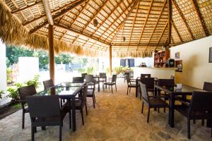 Coral Blanco Hotel tesisinde bir restoran veya yemek mekanı