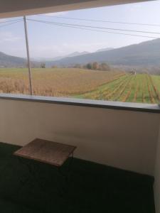 Vista generica sulle montagne o vista sulle montagne dall'interno della villa