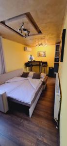 Postel nebo postele na pokoji v ubytování Apartman Motorcycle friendly Osijek