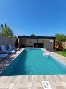 een zwembad met een frisbee in het water bij Vivíana Hause Hospedaje in Cambyretá