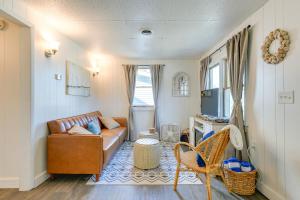 Photo de la galerie de l'établissement Steps to Beach Lake Erie Cottage with Fire Pit!, à Irving