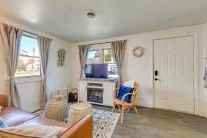 Photo de la galerie de l'établissement Steps to Beach Lake Erie Cottage with Fire Pit!, à Irving