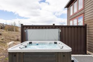 Gallery image of Luxurious Stay, 8min Drive to Deer Valley, Private Hot Tub, Parking for 3 Cars, Sleeps 18! in Kamas