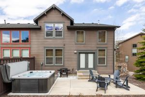 Gallery image of Luxurious Stay, 8min Drive to Deer Valley, Private Hot Tub, Parking for 3 Cars, Sleeps 18! in Kamas