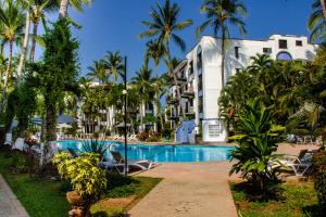 Bazén v ubytování Puerto de Luna Pet Friendly and Family Suites nebo v jeho okolí