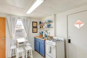 صورة لـ Walk to Lake Erie Shore Quiet Getaway with Fire Pit في Irving