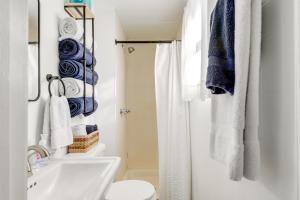 Un baño con un inodoro blanco y un lavabo. en Walk to Lake Erie Shore Quiet Getaway with Fire Pit, en Irving 17 fotos más