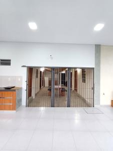 een lege lobby van een gebouw met een hal bij Vivíana Hause Hospedaje in Cambyretá +27 foto's