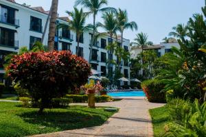 Bazén v ubytování Puerto de Luna Pet Friendly and Family Suites nebo v jeho okolí
