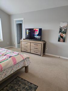 Cozy house in Langley TV 또는 엔터테인먼트 센터