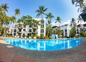Bazén v ubytování Puerto de Luna Pet Friendly and Family Suites nebo v jeho okolí