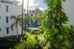 Bazén v ubytování Puerto de Luna Pet Friendly and Family Suites nebo v jeho okolí