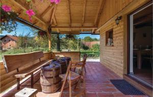 TounjにあるBeautiful Home In Tounj With Wifiのテーブルと樽付きのベンチのあるパティオ