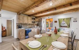 TounjにあるBeautiful Home In Tounj With Wifiのキッチンにテーブルと椅子があるダイニングルーム