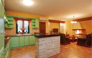 Kuchyňa alebo kuchynka v ubytovaní Nice Home In Golubovo With Kitchen