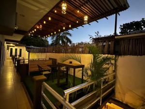 un patio extérieur avec des tables, des chaises et des lumières dans l'établissement White Sand Playa, à Playa del Carmen 12 autres photos