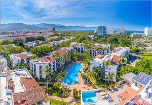 Bazén v ubytování Puerto de Luna Pet Friendly and Family Suites nebo v jeho okolí