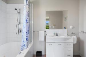 Ένα μπάνιο στο Alpine Peek - Hanmer Springs Holiday Home +13 φωτογραφίες