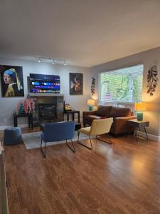 Cozy house in Langley TV 또는 엔터테인먼트 센터