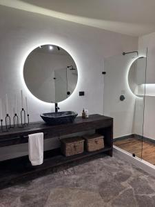 une salle de bain avec un lavabo et un miroir dans l'établissement Villa Malaquita, à San Miguel de Allende