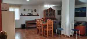 a kitchen and dining room with a table and chairs at Cueva En El Geoparque de Granada in Bejarín