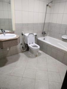 Ένα μπάνιο στο Elegant Sea View Bedroom with Shared Balcony and WC, Spacious and Serene Retreat - ROOM INSIDE APARTMENT