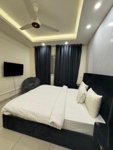 Ένα ή περισσότερα κρεβάτια σε δωμάτιο στο Elysium Tower Cozy 2Bhk with Netflix & City Views