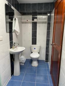 a bathroom with a toilet and a sink at Apartamento Turístico Samay in Filandia