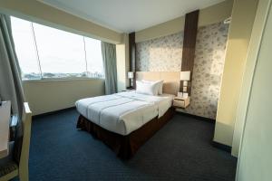 a hotel room with a bed and a large window at Palmetto Hotel Business San Miguel in Lima +26 photos