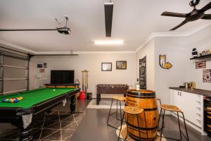 Devan House - An Entertainers' Retreat Close to Town内的一张台球桌