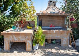Κήπος έξω από το Socrate's Apartment's with Share Pool