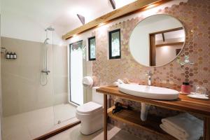 Ένα μπάνιο στο Almonds & Corals Boutique Hotel