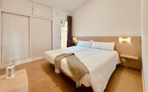 une chambre avec un grand lit blanc et une fenêtre dans l'établissement Click&Guest - Golden Sands in Maspalomas, à San Fernando 27 autres photos