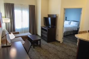 Postel nebo postele na pokoji v ubytování Staybridge Suites Minot by IHG