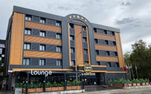 een gebouw met een bord aan de voorgevel bij Sapran Deluxe Hotel in Kars