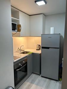 eine kleine Küche mit Kühlschrank und Spüle in der Unterkunft Departamento Flores in Buenos Aires